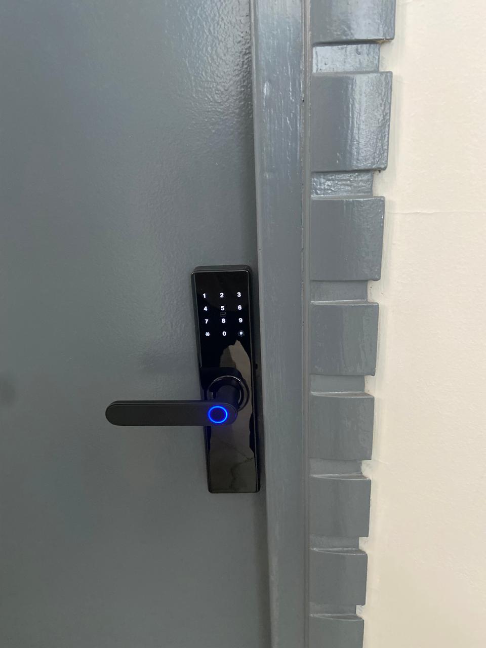 Serrure intelligente noire design avec installation et configuration gratuites dans toutes les villes du Maroc, notamment Casablanca, Rabat, Marrakech, Agadir et Tanger.