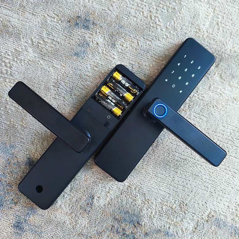 Serrure intelligente X7 Nadi avec compartiment des 4 piles AA offrant plus de 12 mois d'autonomie au Maroc.