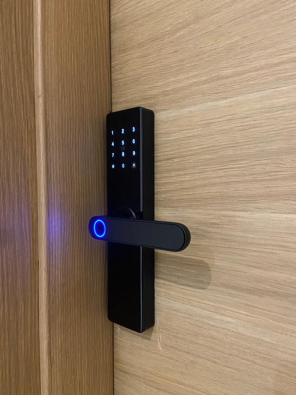 Serrure connectée noire, installation et configuration gratuites incluses partout au Maroc, y compris Casablanca, Rabat, Marrakech, Agadir et Tanger.