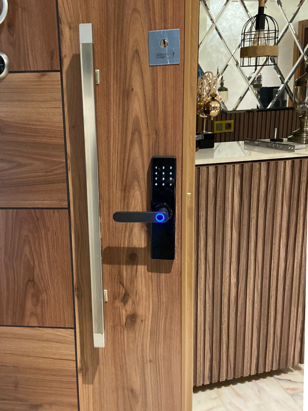 Serrure électronique noire moderne avec installation et configuration gratuites disponibles à Casablanca, Rabat, Marrakech, Agadir et Tanger.