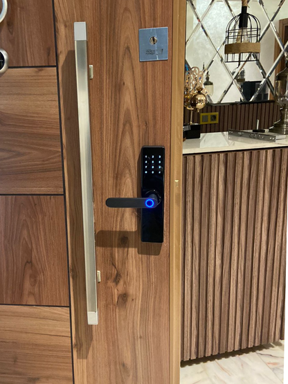 Serrure électronique noire moderne avec installation et configuration gratuites disponibles à Casablanca, Rabat, Marrakech, Agadir et Tanger.