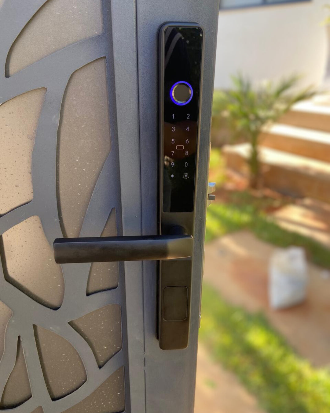 Serrure digitale noire D6 Slim avec installation et configuration gratuites partout au Maroc : Casablanca, Rabat, Marrakech, Fès, Tanger et Agadir. Application mobile Tuya ou SmartLife.