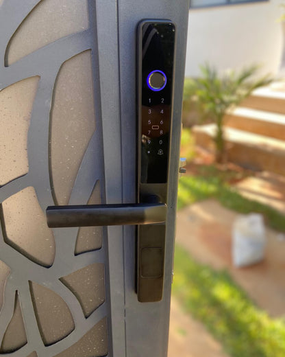 Serrure digitale noire D6 Slim avec installation et configuration gratuites partout au Maroc : Casablanca, Rabat, Marrakech, Fès, Tanger et Agadir. Application mobile Tuya ou SmartLife.