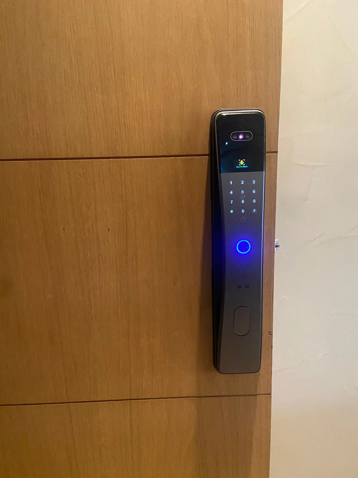 Serrure intelligente connectée grise F11 Face ID au Maroc avec installation et configuration gratuites à Casablanca, Rabat, Marrakech, Fès, Tanger et Agadir. Compatible application Tuya ou SmartLife.