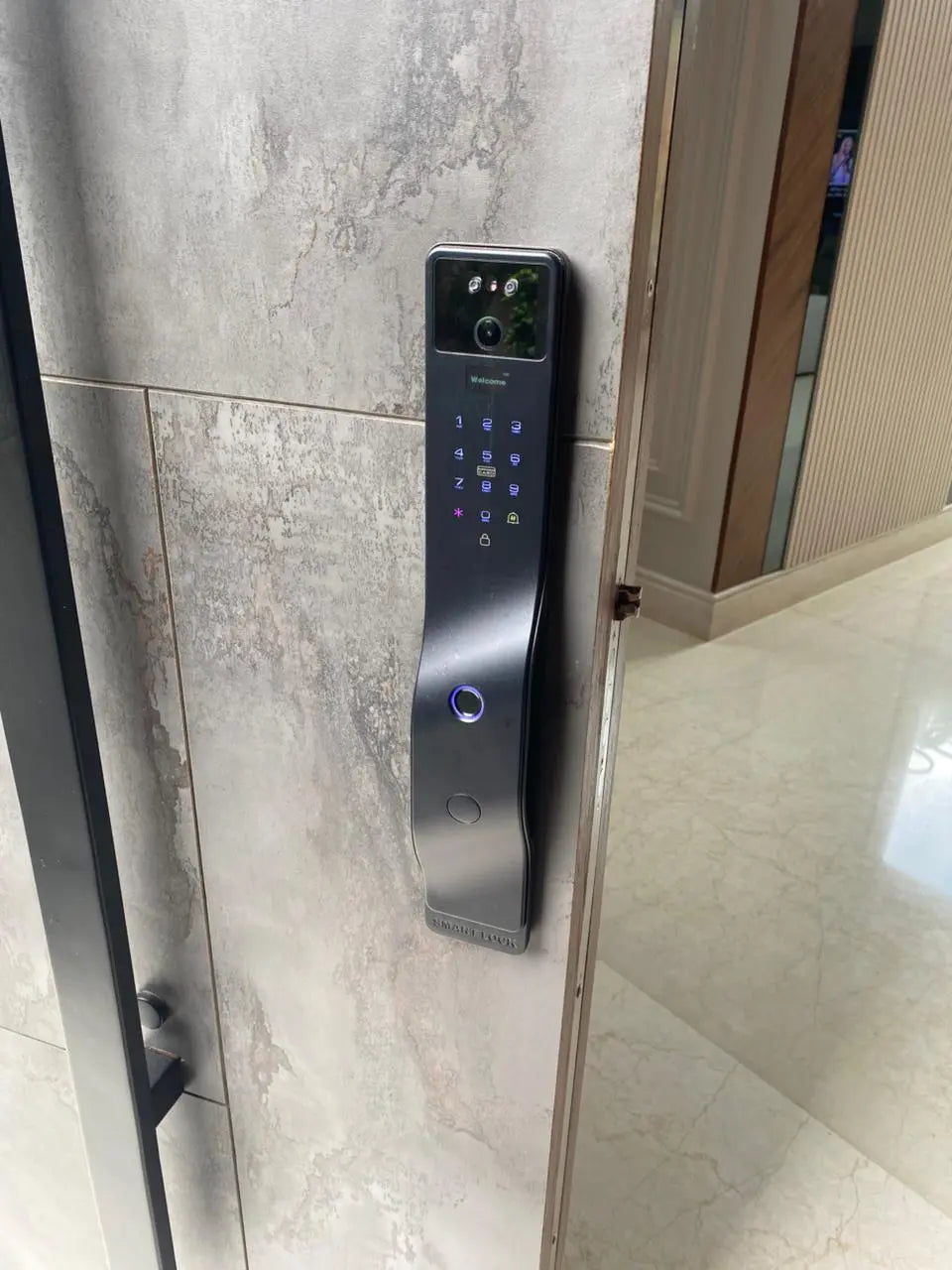 Serrure digitale noire F17 Face ID avec installation et configuration gratuites partout au Maroc : Casablanca, Rabat, Marrakech, Fès, Tanger et Agadir. Application mobile Tuya ou SmartLife.