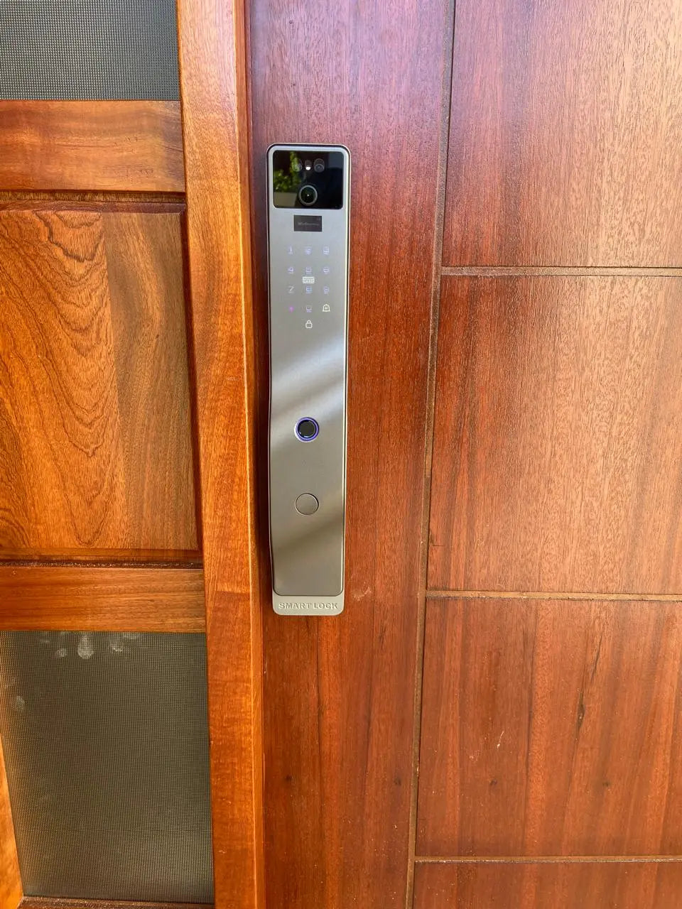 Serrure électronique connectée noire F17 Face ID avec installation et configuration gratuites partout au Maroc : Casablanca, Rabat, Marrakech, Fès, Tanger et Agadir. Application Tuya / SmartLife.