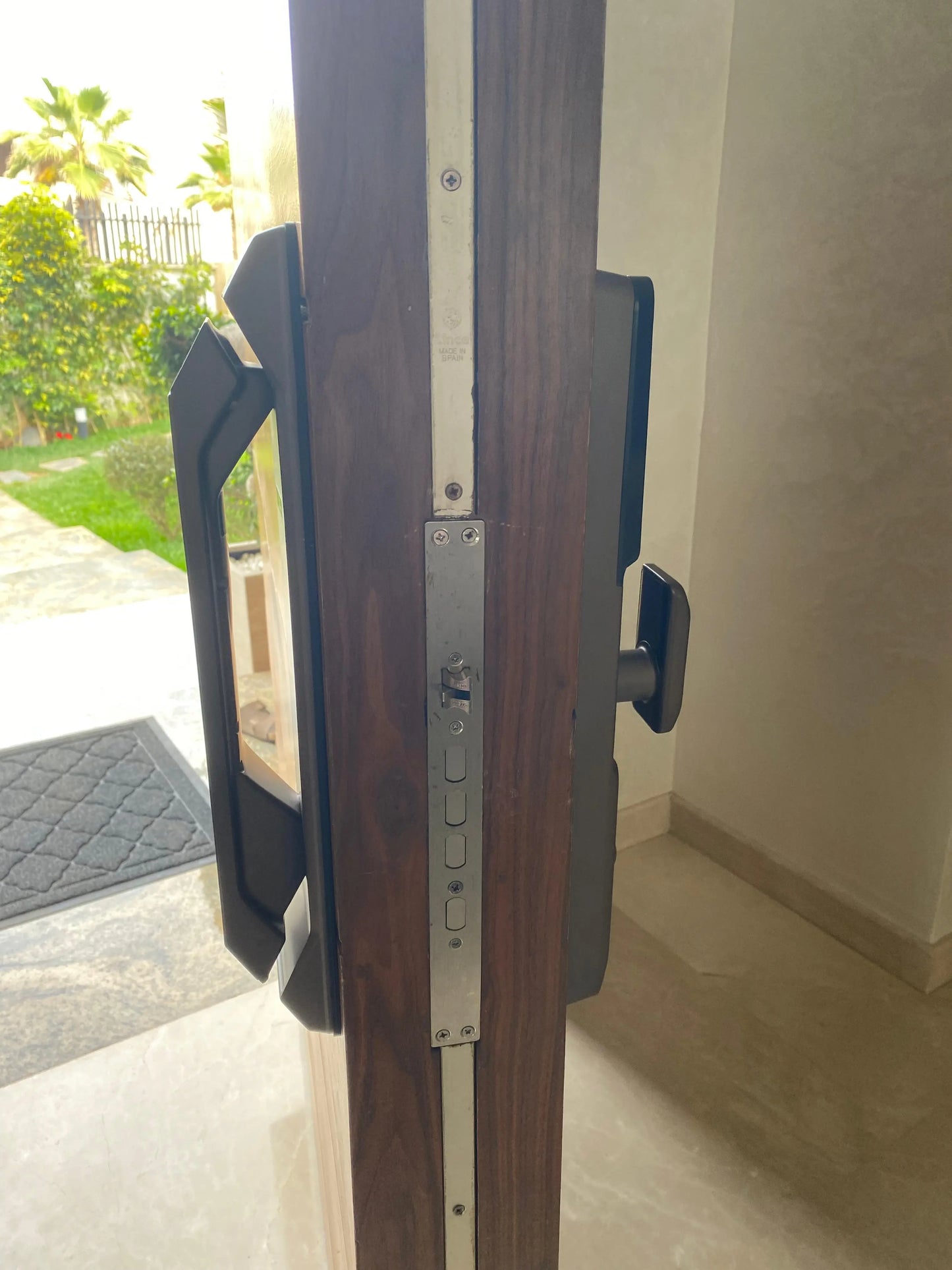 Serrure intelligente bronze F15 Face ID avec installation et configuration gratuites au Maroc, notamment à Casablanca, Rabat, Marrakech, Fès, Tanger et Agadir. Fonctionne avec Tuya ou SmartLife.