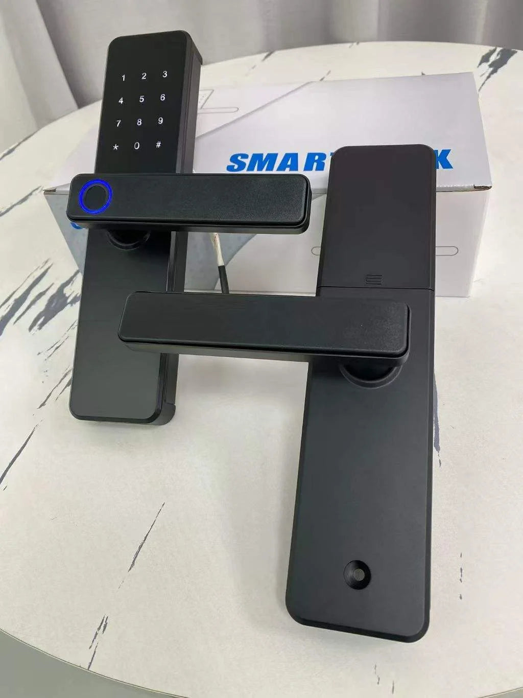 Serrure intelligente X7 noir mat compatible Tuya Smart Life avec empreinte digitale, code PIN et cartes RFID.